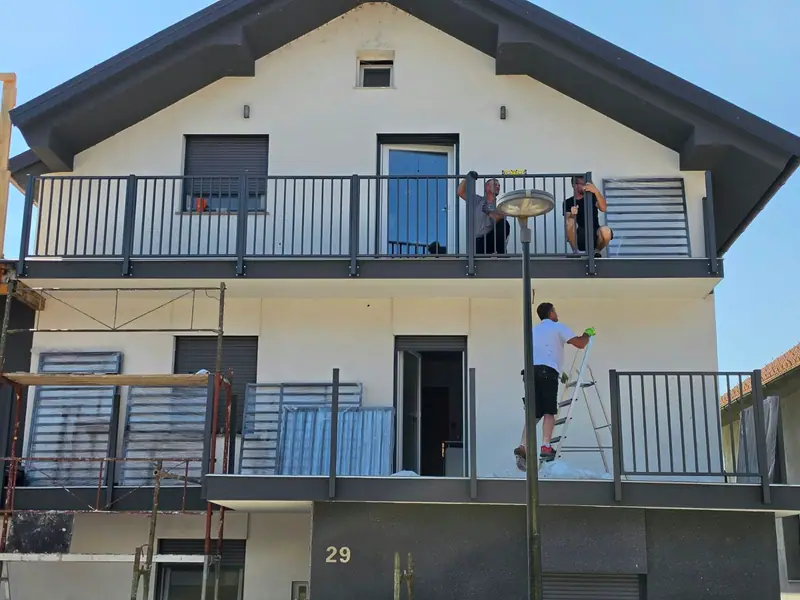 Montaža balkonskih ograj na fasadi hiše