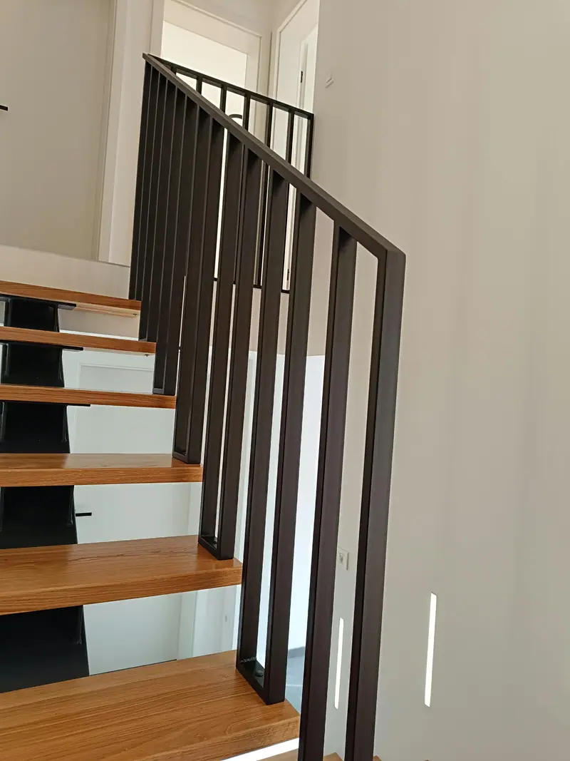 Stopniščna ograja z vertikalnimi palicami, prilagojena lesenim stopnicam